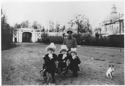 Carl Michael, Herzog von Mecklenburg-Strelitz mit seinen 3 Nichten, Katya, Menka und Tasha, im Oranienbaum-Palast bei St. Petersburg, ca. 1898 von Russian Photographer